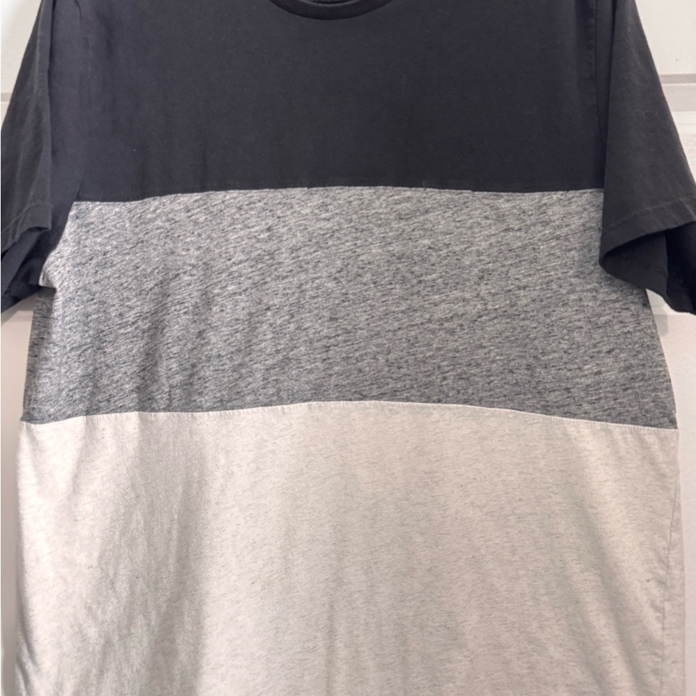 Old Navy Men's Black, Gray, and White Tee
